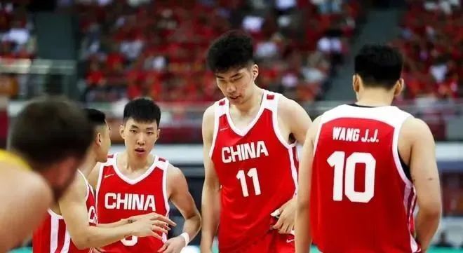 全场27个失误,比对手多18个罚球,中国裁判这样只会害了中国男篮