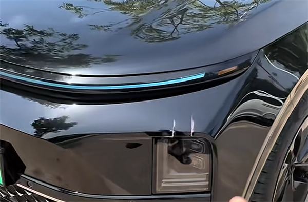 理想L6停车位上两次被撞 哨兵模式拍下全过程:能把人气笑