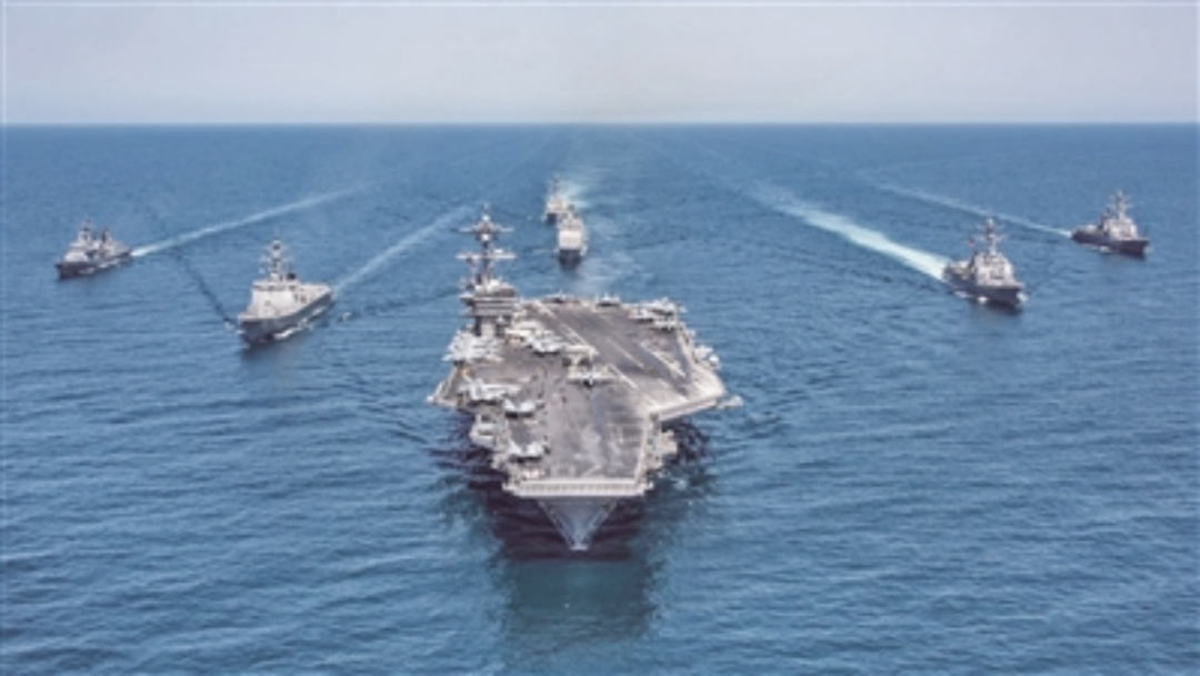 美軍“卡爾·文森”號航母戰斗群,拱衛航母的提康德羅加級導彈巡洋艦(圖中右2)正逐步退役中 圖:中國軍網