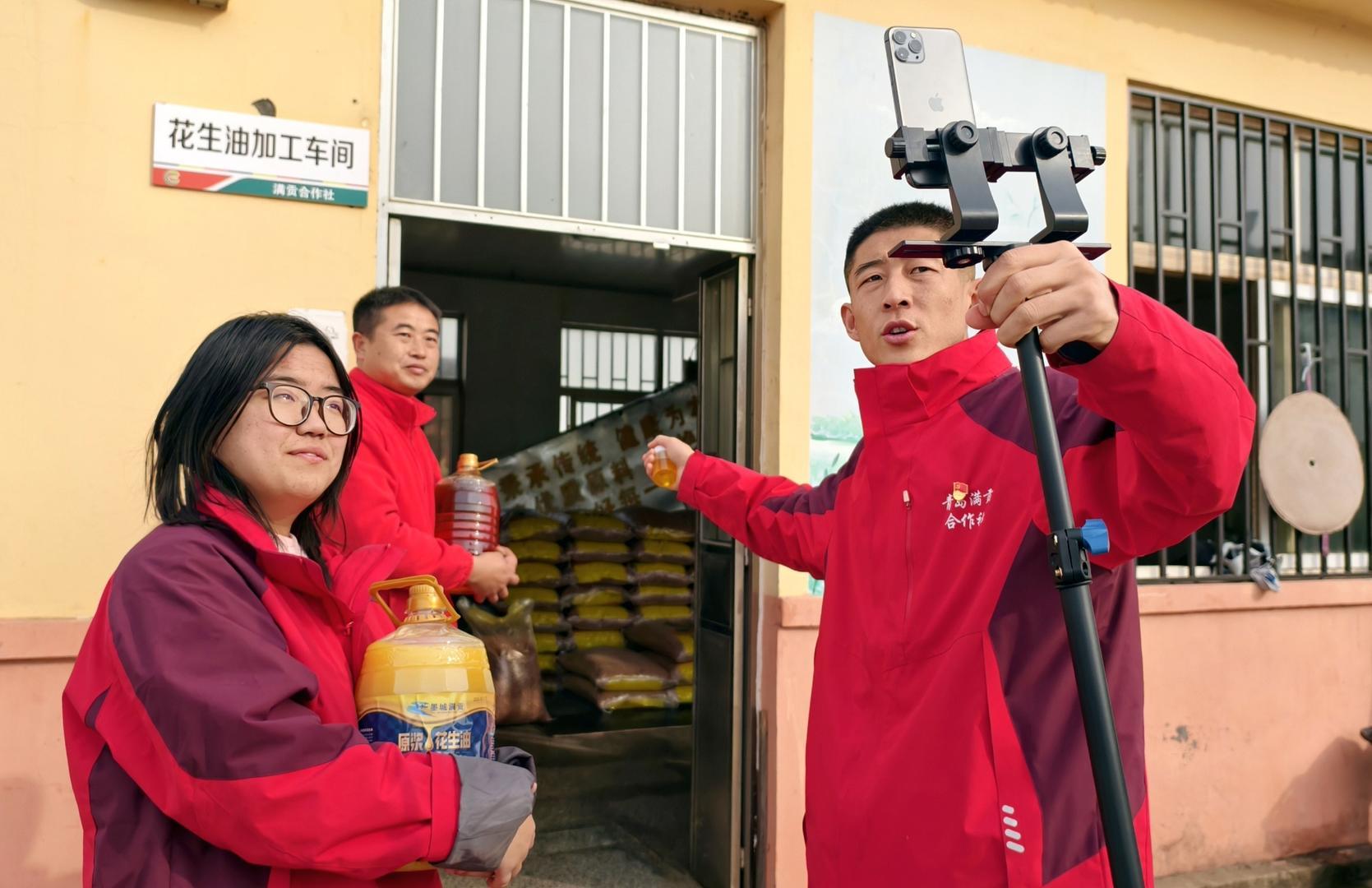 ▲2025年1月18日，山东省青岛市即墨区满贡合作社聚焦网络直播新业态 图据视觉中国