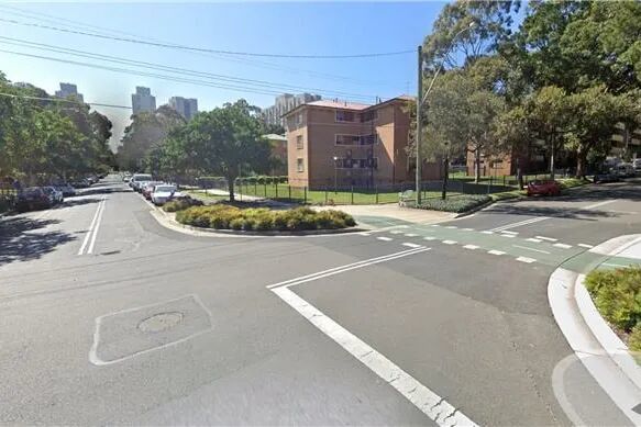 乔治街和约翰街的街景。