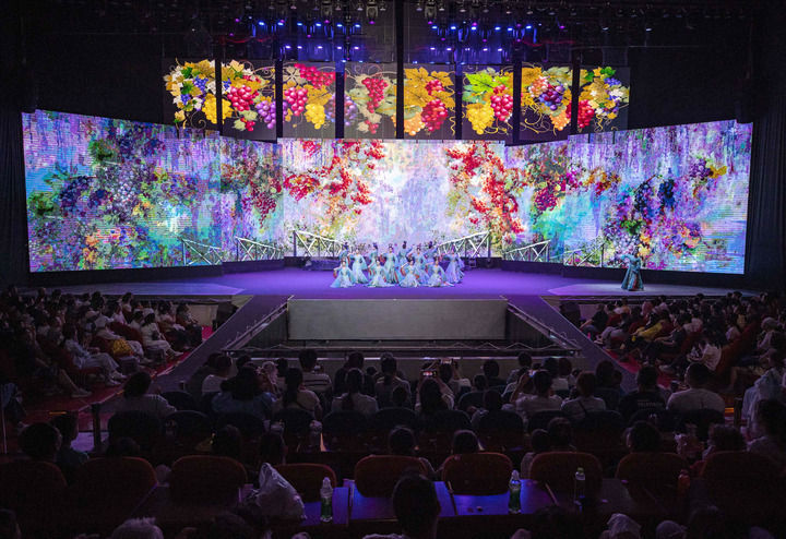 游客在“漫葡&middot;看见贺兰”沉浸式演艺小镇内观看表演（2025年6月1日摄）。新华社记者 杨植森 摄