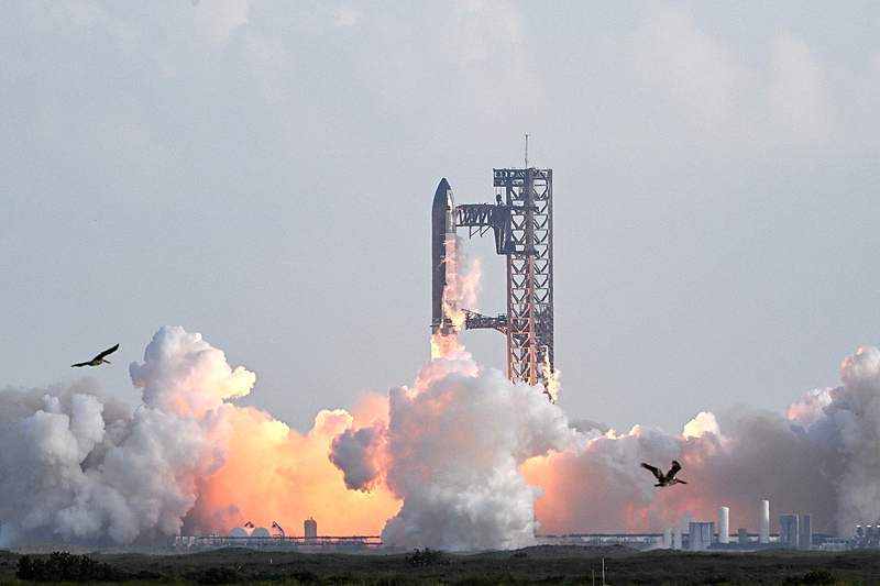 当地时间2025年8月26日，美国得克萨斯州南帕德里岛，SpaceX“星舰”火箭从星际基地发射升空，进行第十次试飞。此前，SpaceX的“星舰”巨型火箭遭遇了多次爆炸性失败。 视觉中国