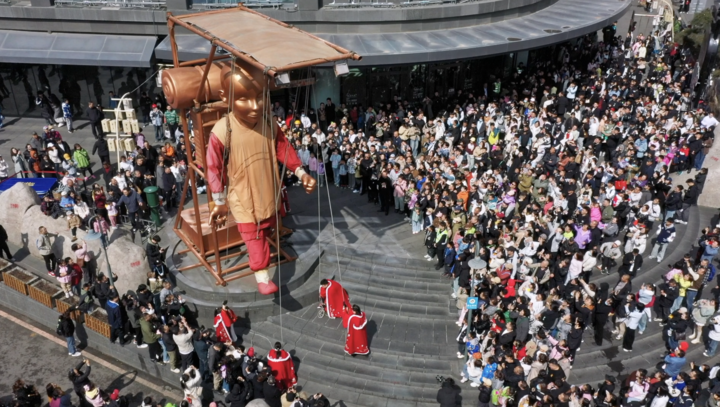 游客在长春“这有山”文旅小镇观看“开山”表演。(受访者供图)