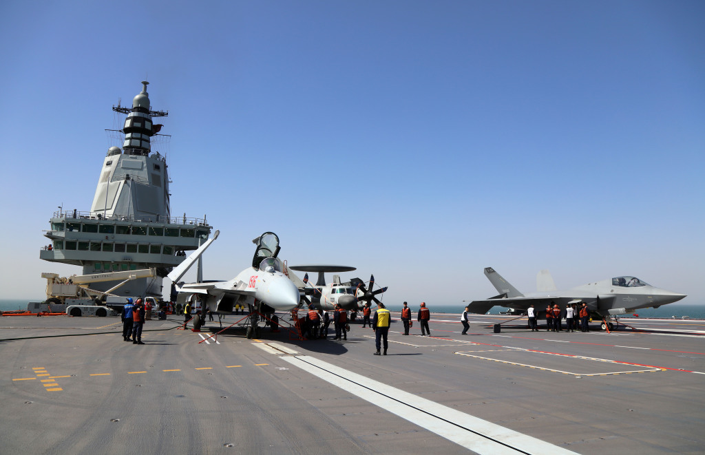 歼-15T、歼-35和空警-600三型舰载机列阵福建舰飞行甲板。新华社 图