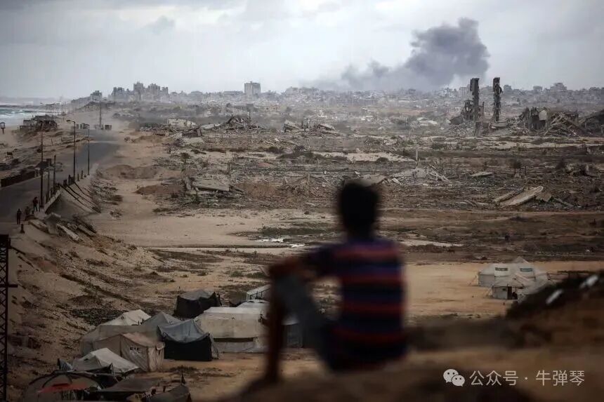 2025 年 10 月 9 日,从加沙努塞拉特难民营西北部看到,以色列轰炸加沙地带后冒出滚滚浓烟。