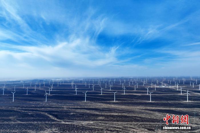 1月6日，航拍甘肃省酒泉市瓜州县风力发电项目。李亚龙　摄