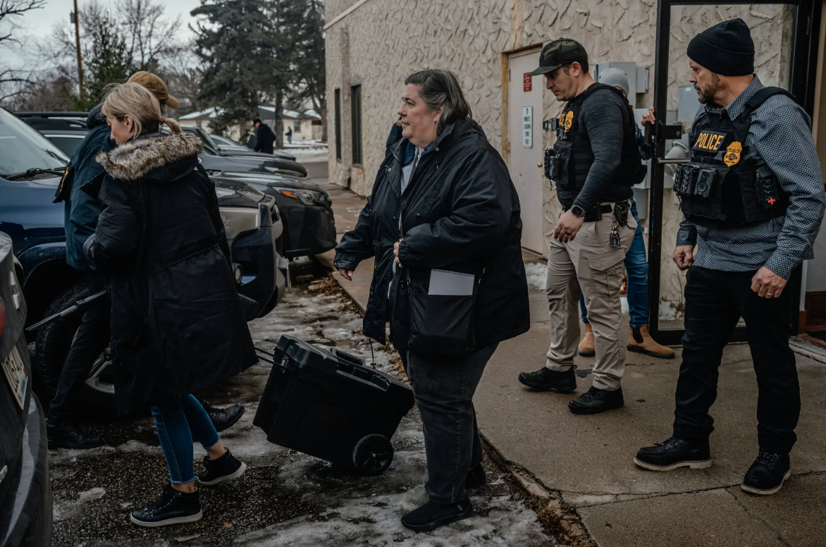 ▲美国联邦探员在明尼苏达州调查诈骗案