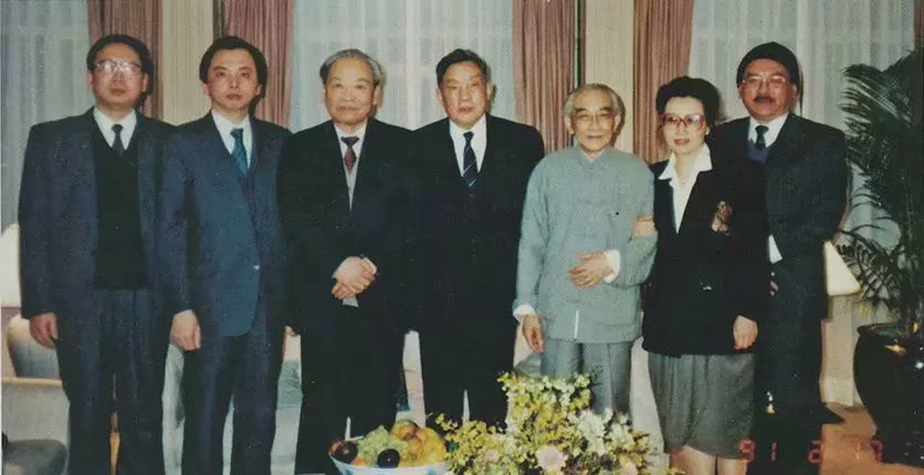 1991年2月17日密谈当事人在港合影,左起为尹衍梁、苏志诚、杨斯德、贾亦斌、南怀瑾、郑淑敏。 图源:南怀瑾学术研究会
