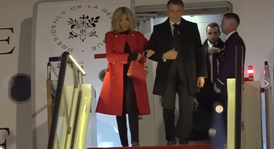 ·12月3日下午,马克龙抵达北京。(美联社视频截图)