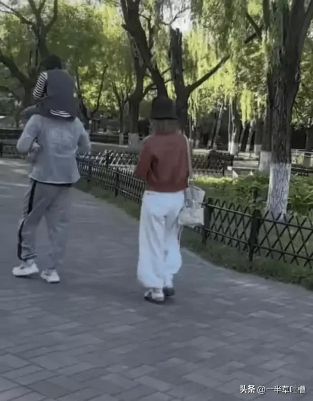 张歆艺袁弘带娃逛公园,袁弘扛娃超有爱,张歆艺状态也太好