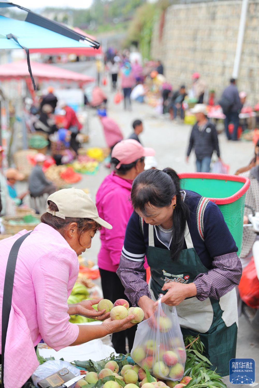 ↑ 10&#2637631日，小湾东镇居民在赶集。