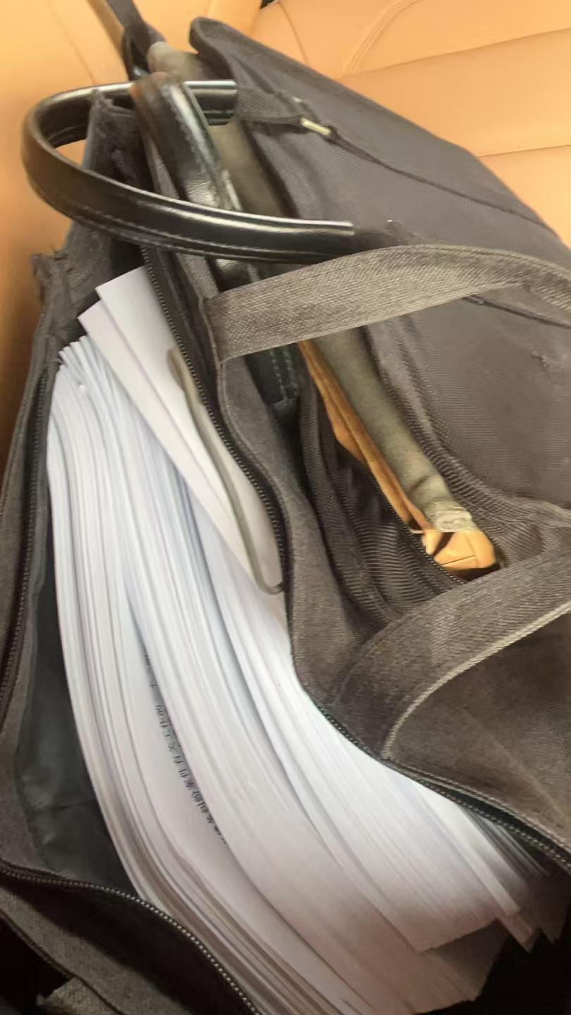 ▲9年来,王瑾瑜常常背着厚厚的案卷四处奔走