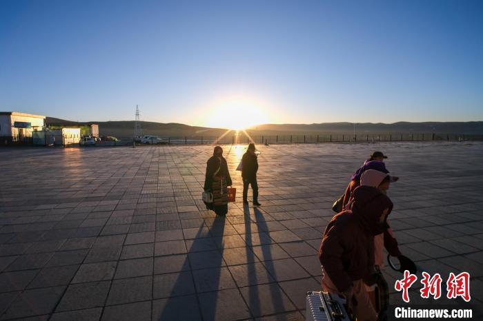 2月3日日出时分，西藏那曲安多民众到达安多火车站，准备进站乘车。中新社记者 江飞波 摄