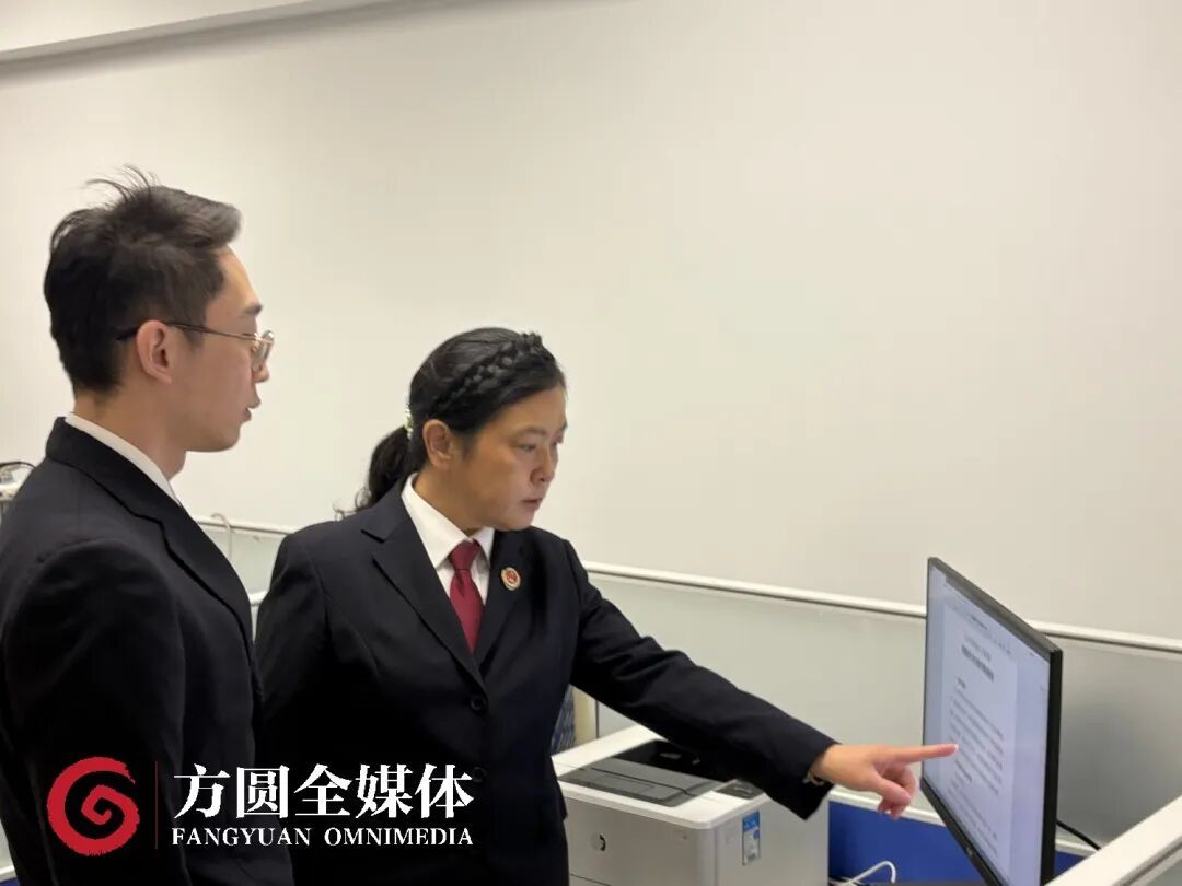 北京市团河地区检察院办案检察官在研讨何知归案漏犯身份信息。(图片来源:受访者供图)