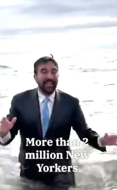 ·马姆达尼跳入海水。(视频截图)