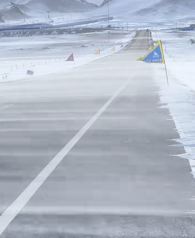 1月23日，赛里木湖景区出现“风吹雪”。视频截图