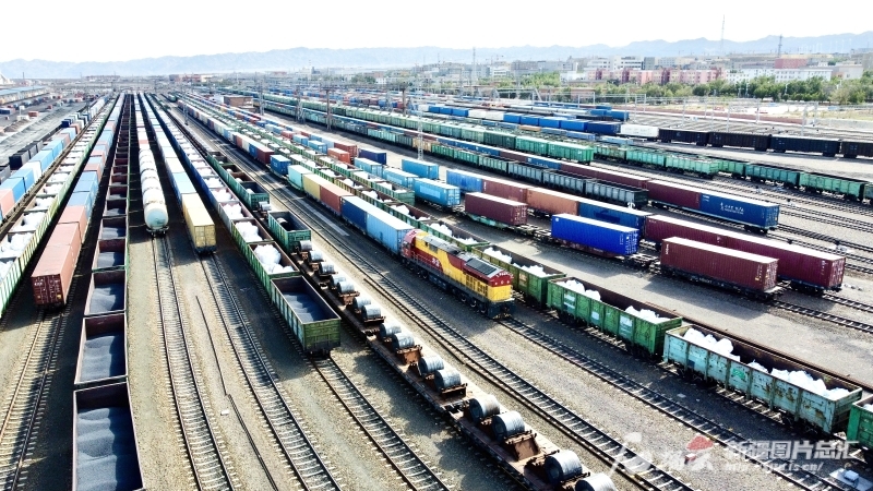 一列列完成换装的货物列车在阿拉山口站场内整装待发。格日乐图 摄