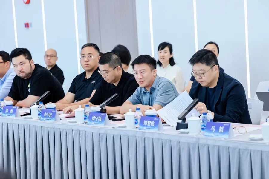 10月11日,周宇翔參加了由上海市發改委指導、解放日報社主辦的“民企發展正當時”座談會。