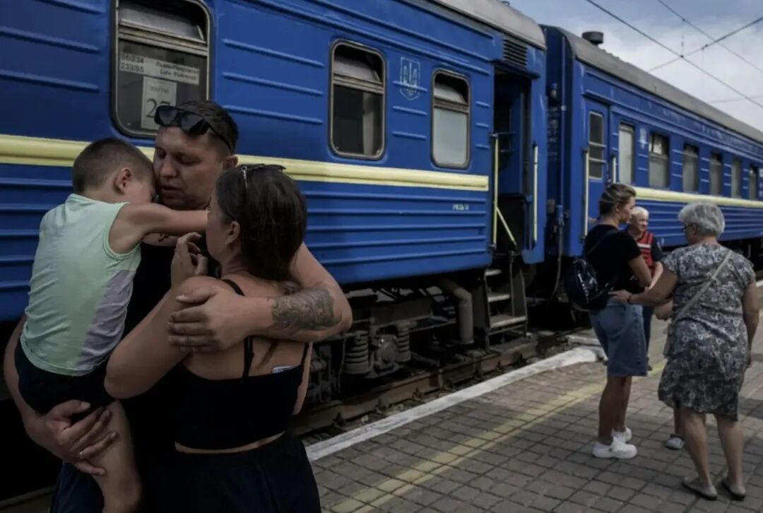 ◆2024年8月,不少乌克兰平民乘坐火车撤离波克罗夫斯克。