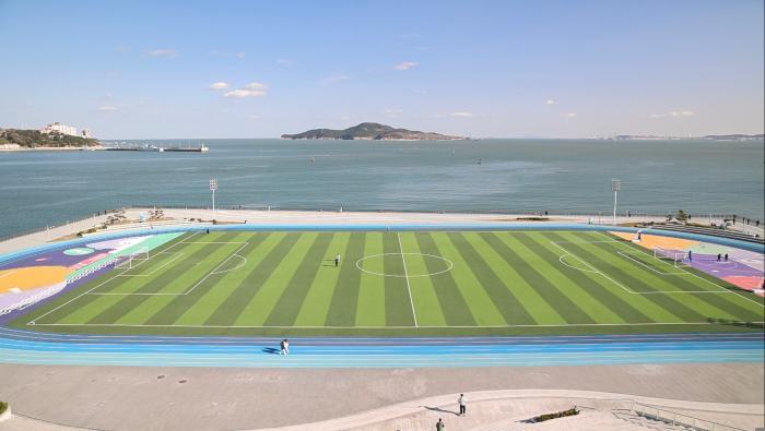 碧海蓝天下的“至海港湾足球场”