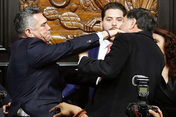 墨西哥革命制度党主席莫雷诺（左）与参议院议长诺罗尼亚发生冲突 视觉中国