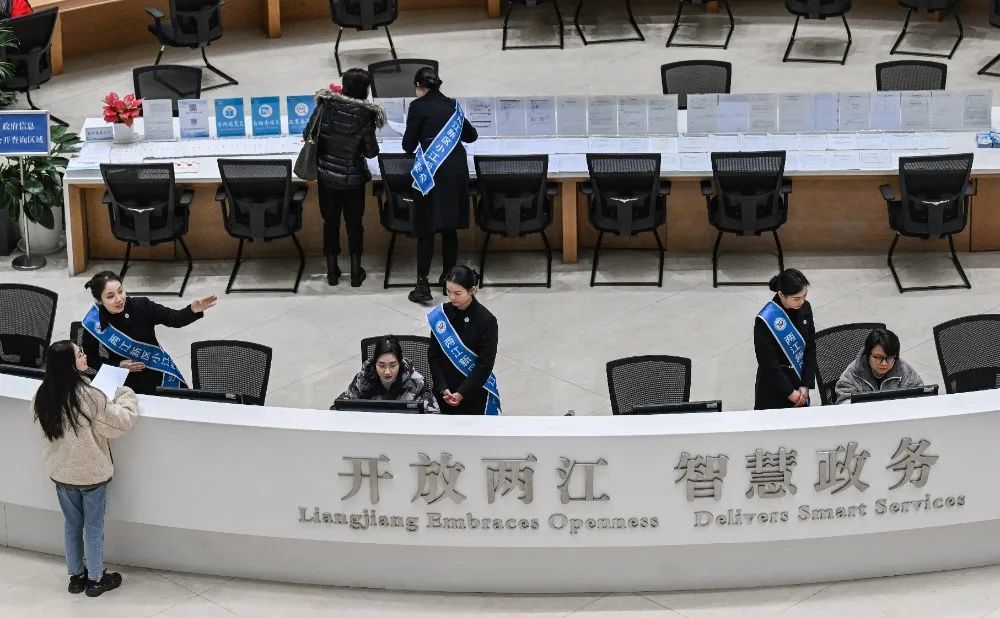 ▲2月5日，两江新区政务大厅，“小江帮办”人员正在指导办事群众填报材料。首席记者 龙帆 摄/视觉重庆