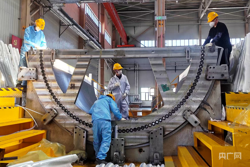 三一（塔城）风电设备有限公司在检查风力发电机叶片 （央广网发 马晓杉 摄）