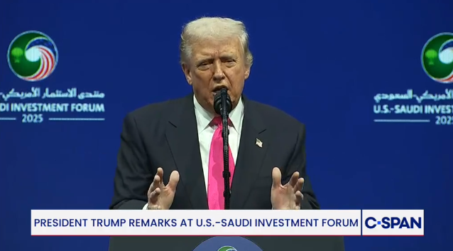 当地时间19日,特朗普在华盛顿举行的美国-沙特投资论坛上讲话。图源:美媒