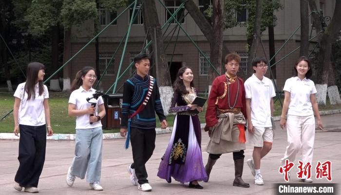5月15日，多民族“主播团”的部分成员在西南民族大学校园。　陈选斌 摄