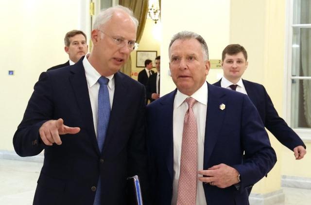 既然是德米特里耶夫(左)谈的,那就不用看了,这位亲西方派早已在克里姆林宫靠边站了