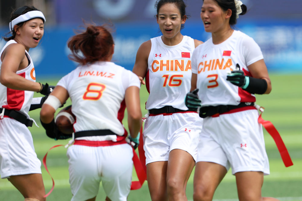 8月14日，在2025年成都世运会腰旗橄榄球女子预赛A组比赛中，中国队45:47不敌奥地利队。图为中国队球员庆祝得分画面。新华社记者 陈斌 摄
