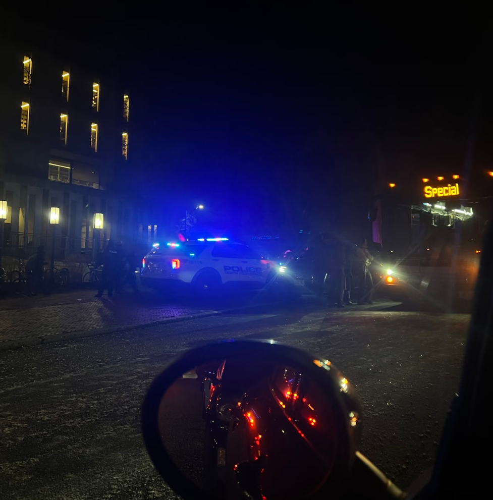 ▲图书馆门口的警车