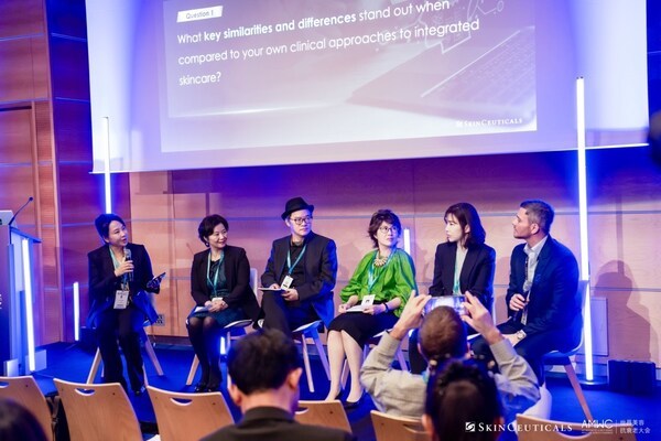 “中外视角看整全护肤未来趋势”圆桌讨论 左起北京大学第一医院吴艳教授,南方医科大学皮肤病医院杨斌教授,颜术医美创始人宋为民教授,四川大学华西口腔医院医疗美容科主任王杭教授,韩国延世大学医学院Jihee KIM教授,英国 Taktouk 诊所Wassim TAKTOUK教授