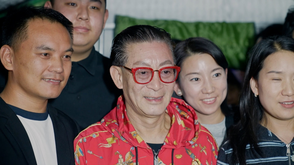 大圣文化艺术周豫剧舞台后台,六小龄童与演员、乐队合影。