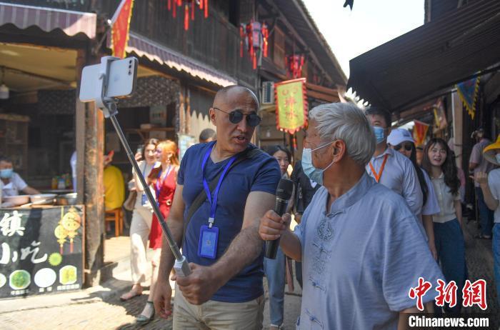 阿马尔(左)在义乌佛堂老街参访。 王刚 摄
