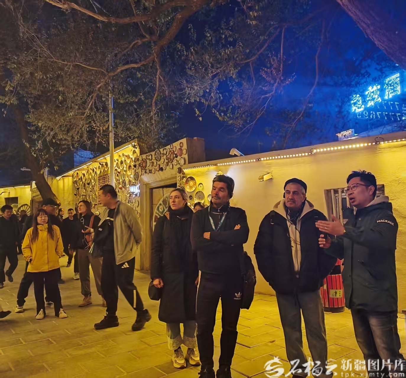 11月1日,“海外高校教师看新疆”活动参访团来到库车市龟兹小巷。天山网-新疆日报记者 张冬梅摄