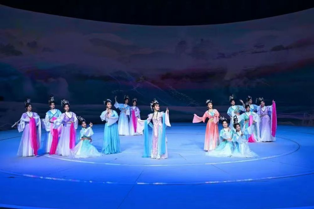 2024年10月，“国戏风华”展演季原创元宇宙概念新视觉黄梅戏《七夕传奇》剧照。（受访者供图）