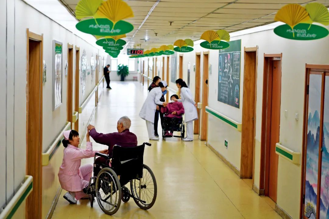 河北石家庄平安医院安宁疗护病房的走廊。摄影/本刊记者 翟羽佳