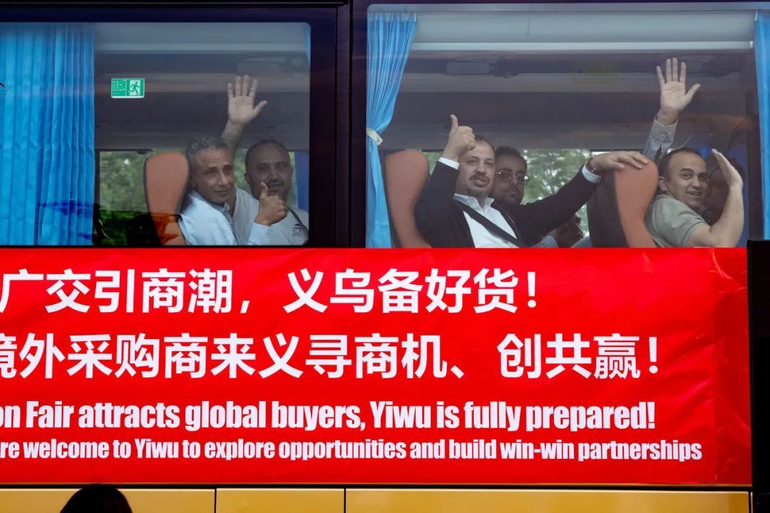 主动承接2025春季广交会溢出效应，义乌包机邀外商来浙“买买买” 图源：潮新闻客户端