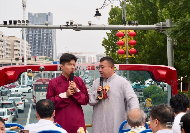 天津首台双层“相声巴士”（央广网发 王艺晗 摄）