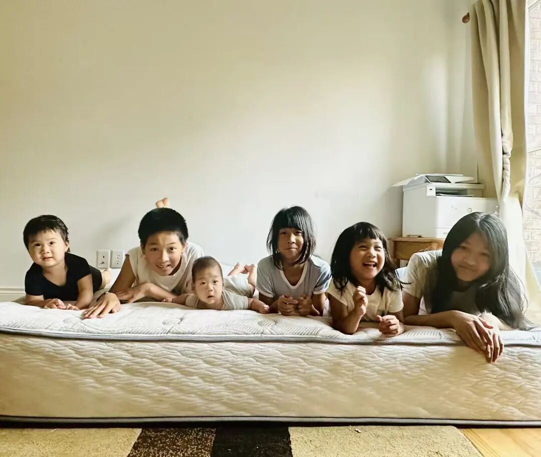 (六个孩子相处融洽)