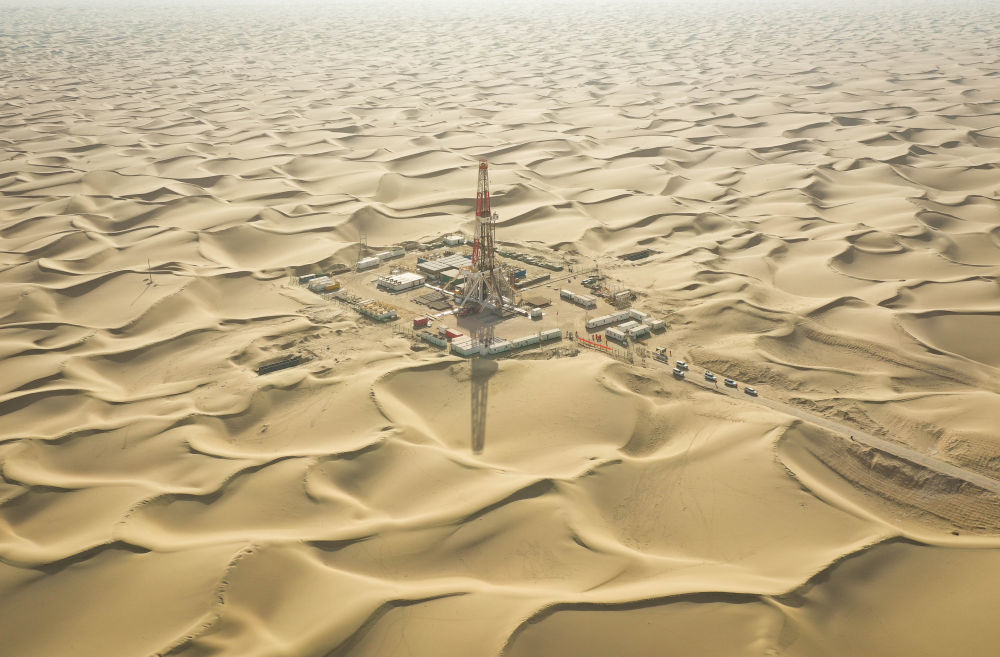 塔克拉玛干沙漠中的油气井（2023年2月9日摄）。新华社记者 李响 摄