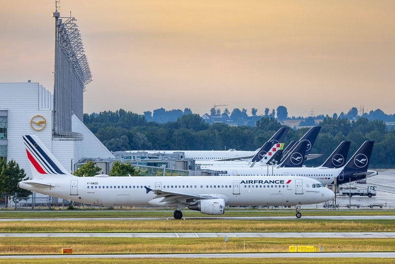 7月15日,德国奥伯丁市慕尼黑机场跑道,一架法航客机正在滑行。 IC Photo