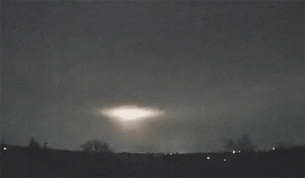 社交媒体上流传的据称是俄“榛树”导弹分弹头落地画面