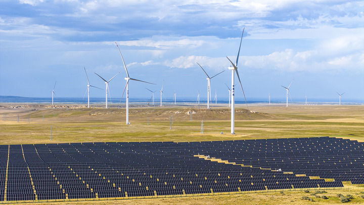 在新疆阿勒泰地区吉木乃县拍摄的50万千瓦时风电项目配套输电线路建设现场(2025年7月1日摄,无人机照片)。新华社发(努尔别克·努尔曼 摄)