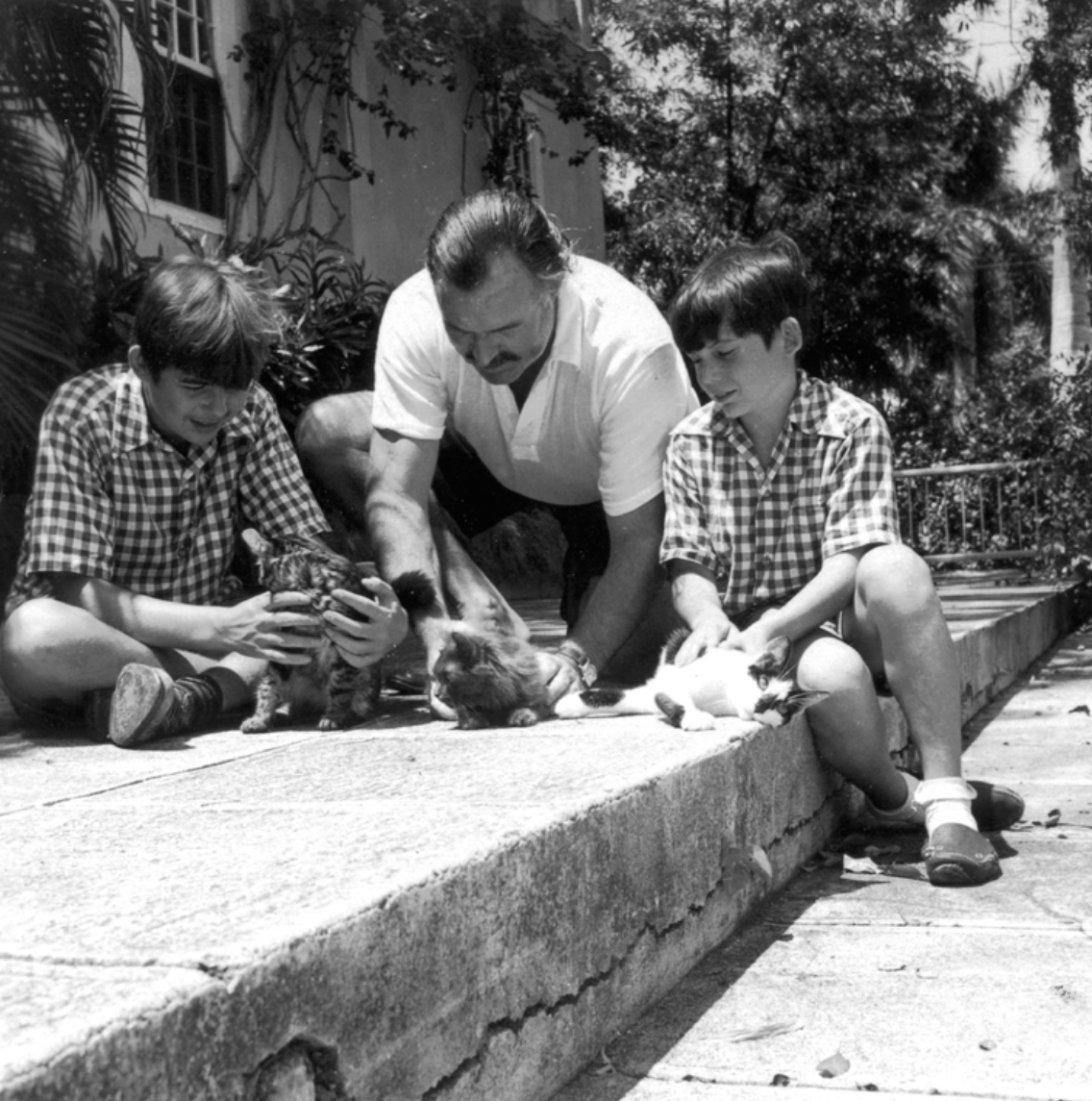 ▲帕特里克(左)小時候與海明威(中)在古巴