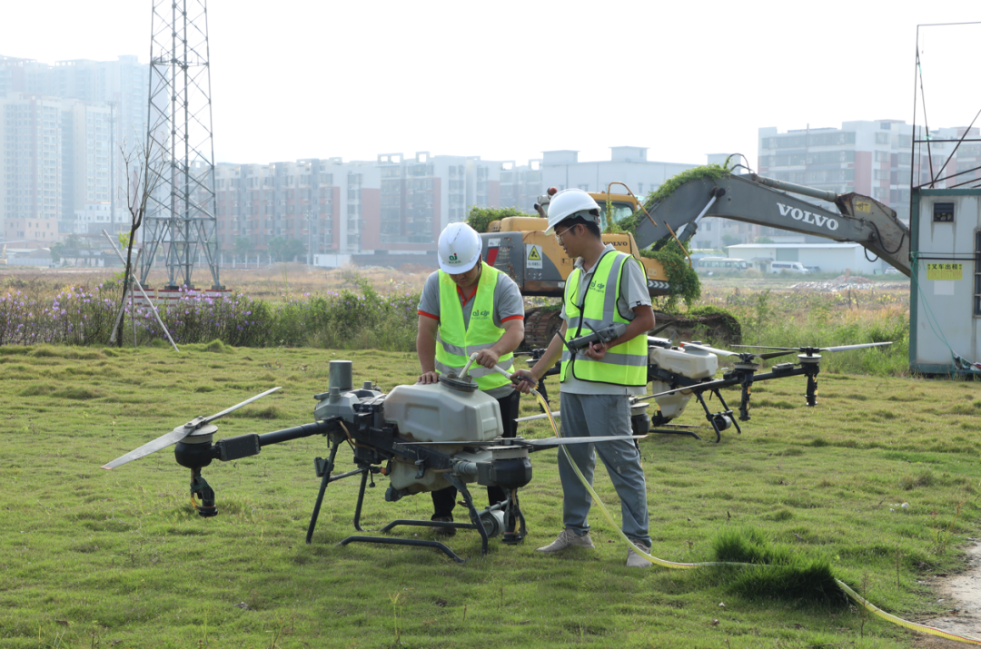 在江门市下属辖区开平市,工作人员正准备使用无人机喷洒药物进行消杀。(图_“网信江门”公众号)