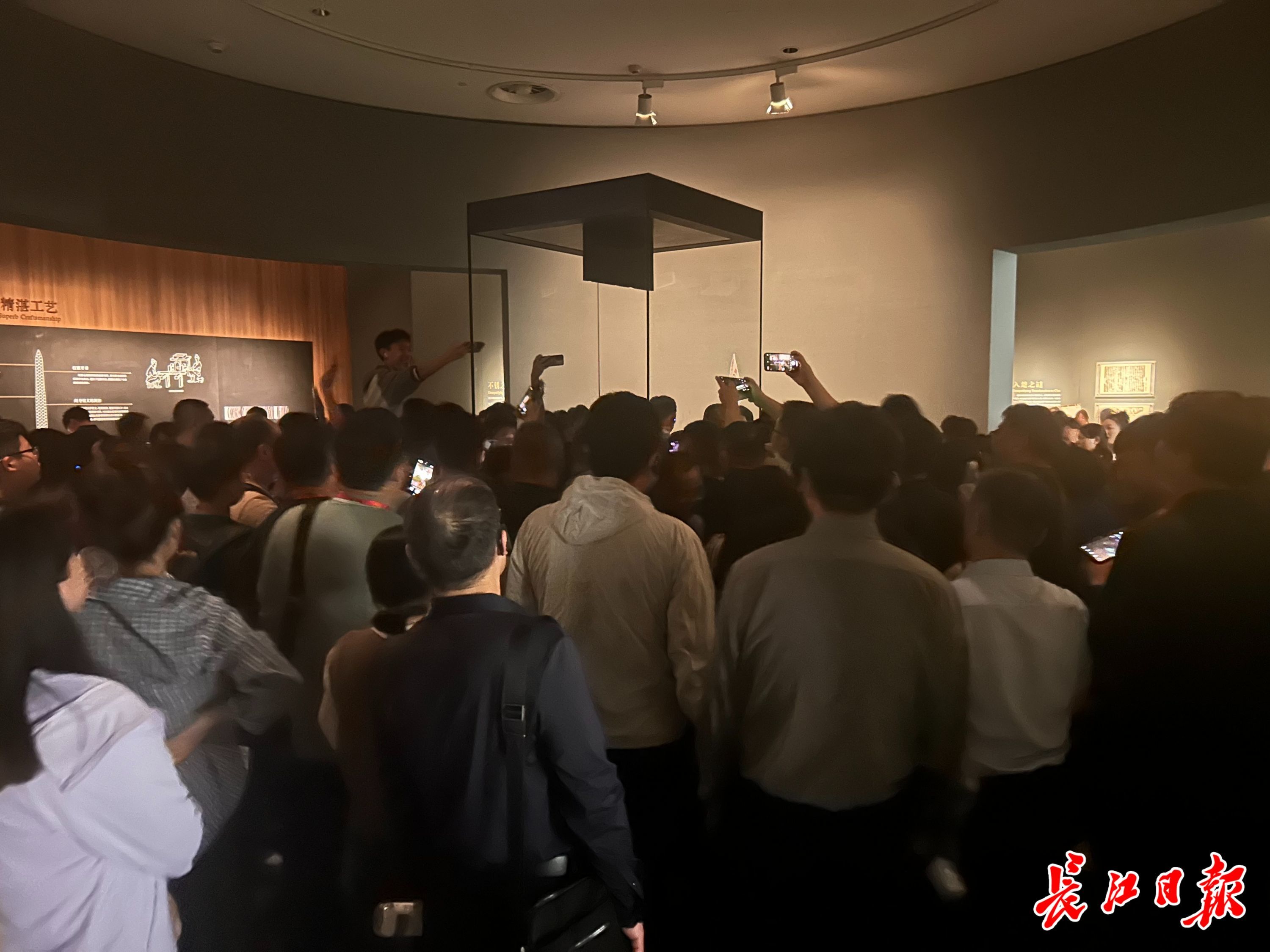 越王勾践剑前围满了游客。长江日报记者 樊友寒 摄