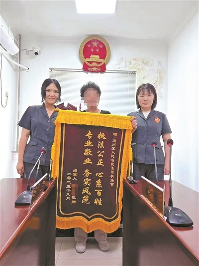 当事人给崔雨桐送上锦旗感谢她